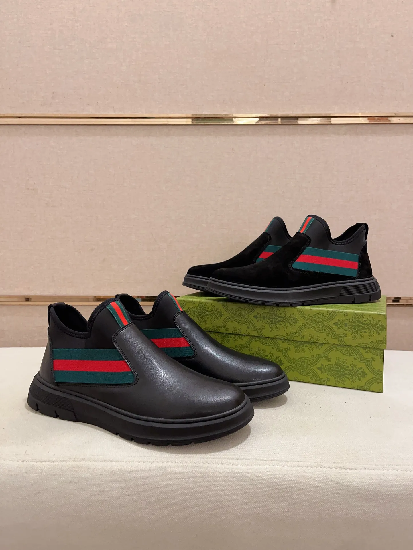 Factory price 480💰 (sheepskin lining * velvet lining optional! Can be made without label) High-quality new GUCCI (Gucci) counters will be launched simultaneously. The new men's shoes and 😘fabric are made of high-tech glue-spraying technology. Lining: sheepskin lining* velvet lining. 👍🏿 High-end ☄️ air-cushion molded anti-slip rubber outsole, exquisite lines, simple and elegant, comfortable and high-end for leisure travel. Code number: 38 to 44 (45 can be customized and cannot be returned or exchanged)